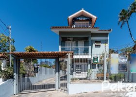 Casa em Condomínio à venda com 149m², 3 dormitórios, 2 suítes, 2 vagas, no bairro Tristeza em Porto Alegre