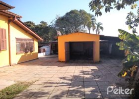 Casa à venda com 150m², 3 dormitórios, 4 vagas, no bairro Guarujá em Porto Alegre