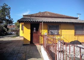 Casa à venda com 150m², 3 dormitórios, 4 vagas, no bairro Guarujá em Porto Alegre