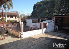 Casa à venda com 150m², 3 dormitórios, 4 vagas, no bairro Guarujá em Porto Alegre