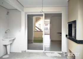 Casa à venda com 133m², 3 dormitórios, 3 suítes, 2 vagas, no bairro Guarujá em Porto Alegre