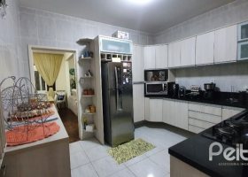 Casa à venda com 210m², 3 dormitórios, 1 suíte, 2 vagas, no bairro Guarujá em Porto Alegre