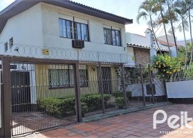 Casa à venda com 160m², 3 dormitórios, 1 suíte, 5 vagas, no bairro Nonoai em Porto Alegre