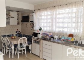 Casa à venda com 160m², 3 dormitórios, 1 suíte, 5 vagas, no bairro Nonoai em Porto Alegre