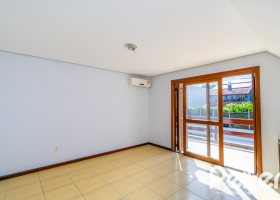 Casa à venda com 191m², 3 dormitórios, 1 suíte, 2 vagas, no bairro Guarujá em Porto Alegre