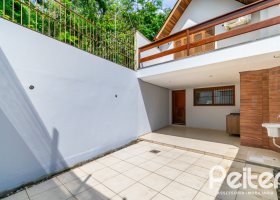 Casa à venda com 191m², 3 dormitórios, 1 suíte, 2 vagas, no bairro Guarujá em Porto Alegre