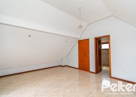 Casa à venda com 191m², 3 dormitórios, 1 suíte, 2 vagas, no bairro Guarujá em Porto Alegre