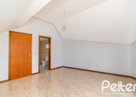 Casa à venda com 191m², 3 dormitórios, 1 suíte, 2 vagas, no bairro Guarujá em Porto Alegre