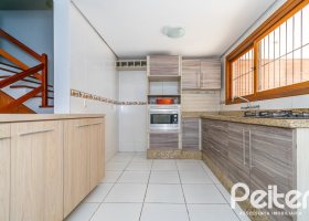 Casa à venda com 191m², 3 dormitórios, 1 suíte, 2 vagas, no bairro Guarujá em Porto Alegre