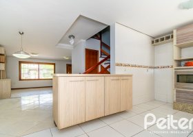 Casa à venda com 191m², 3 dormitórios, 1 suíte, 2 vagas, no bairro Guarujá em Porto Alegre