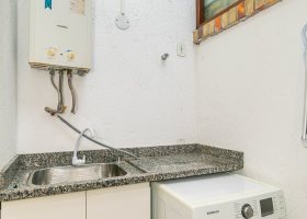 Casa em Condomínio à venda com 102m², 2 dormitórios, 1 suíte, 1 vaga, no bairro Guarujá em Porto Alegre