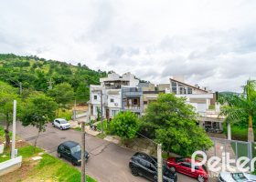 Casa à venda com 120m², 3 dormitórios, 1 suíte, 1 vaga, no bairro Guarujá em Porto Alegre