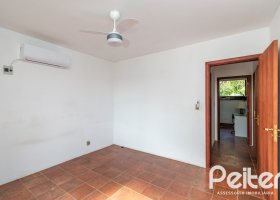 Casa à venda com 160m², 5 dormitórios, 1 suíte, 3 vagas, no bairro Vila Conceição em Porto Alegre