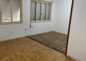 Apartamento à venda com 68m², 2 dormitórios, no bairro Menino Deus em Porto Alegre