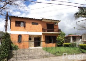 Casa à venda com 345m², 3 dormitórios, 1 suíte, 3 vagas, no bairro Guarujá em Porto Alegre